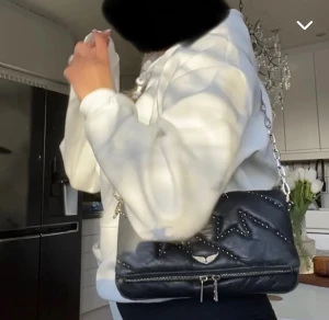 Zadig väska - Säljer min as fina äkta Zadig väska då den ej kommer till användning. Köpt för 2000 säljer för 900kr. Fint skick men inte nyskick, varsamt använd. Säljer till första som är intresserad. 