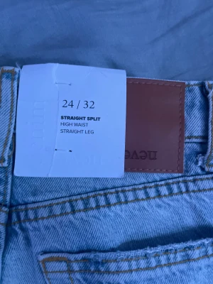 Snygg men split nya i ett Jätte bra skick men är en lite fläk på benet som går bort  - Bra sick men ett litet Merkel på benet men det går bort  