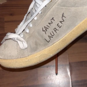 Saint Laurent skor  - Gråa saint Laurent skor sköna.storlek (41) passar större storlekar också passar till många färg kombinationer 