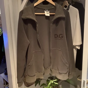 Vintage D&G - vintage DG kofta. Tröjan är xl men sitter mer som en M