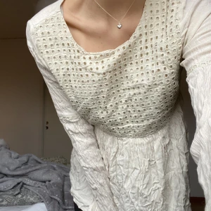 VOLANGTOPP - VOLANGTOPP från ONLY. I en ljusbeige färg. 