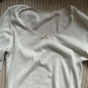 Långärmad topp  - Söt topp med rosett 