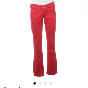 Såå fina röda jeans!!❤️ Säljer då de är för långa för mig. 