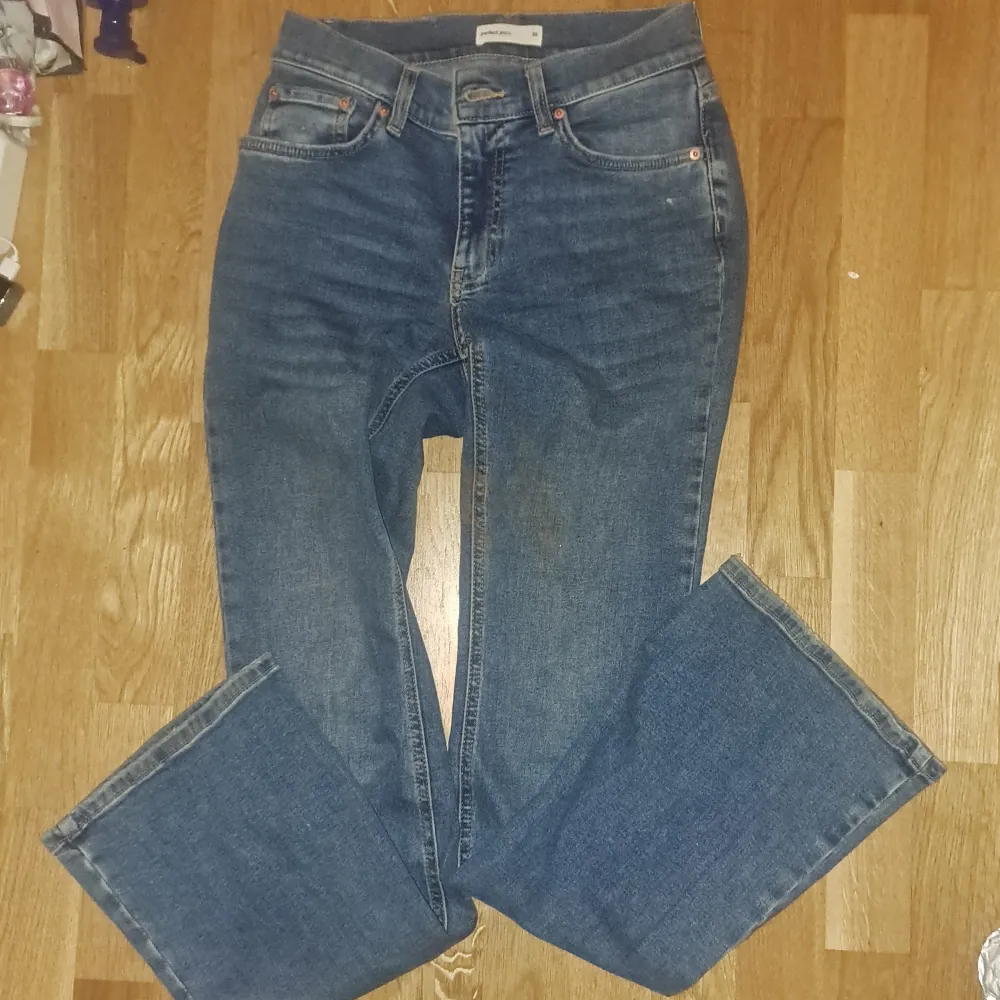 Lågmidjade flared/bootcut ginatricot jeans i färg blå. Den här jeansen är jätte fina i perfekt skick och inga fläckar. Dem är bra längd på dig som är 162-167. Dem är lite förstora i midjan på mig som är xxs på jeansstorlek.. Jeans & Byxor.
