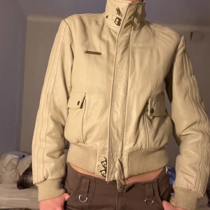 Läderjacka från adidas - Så snygg skinnjacka fråga adidas! Lite sliten på kragens baksida, tror nog det är lätt att limma ihop💕