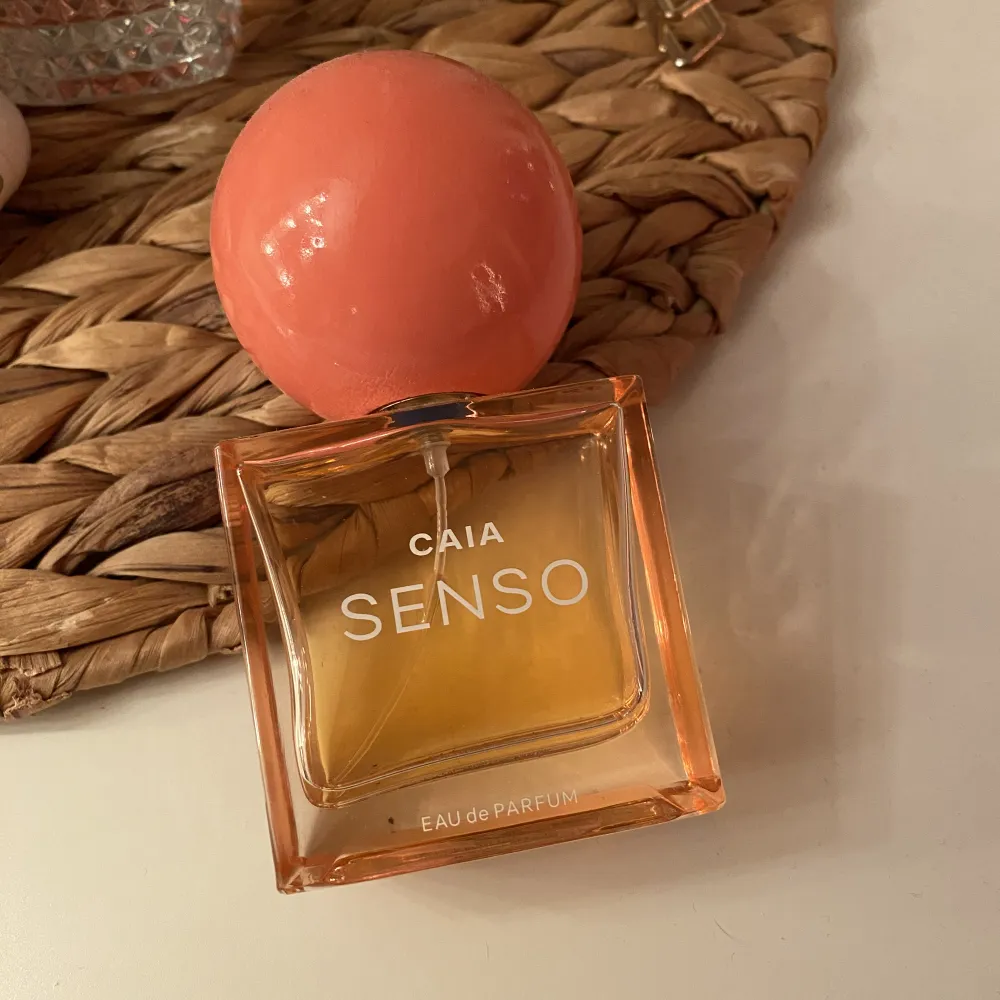 Caia parfym ”senso” i gamla flaskan🧡 lite mer än halva kvar!. Accessoarer.