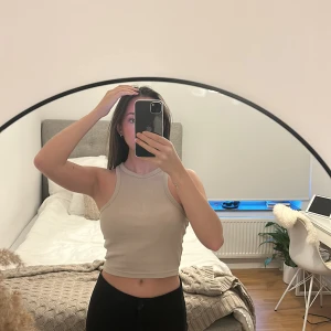 Ribbat linne - Ribbat linne från HM. Endast använt några gånger och i fint skick✨ Stl S men väldigt stretchigt