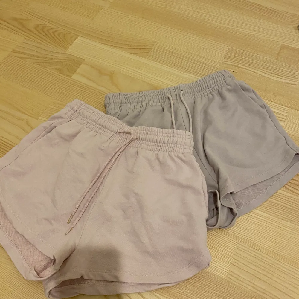 Rosa och lila shorts, en för 75 eller köp båda för 120. Kontakta gärna för fler bilder eller info.. Shorts.