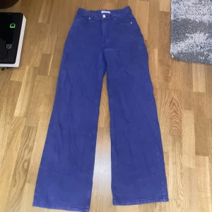 Lila jeans - Storlek S/36. Säljs då de tyvärr inte kommer till användning längre. Lite slitage vid fötterna men annars bra skick. För fler bilder/info skriv i DM😇💓