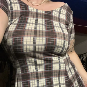 Off shoulder klänning  - Rutig