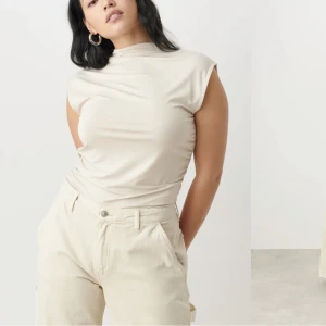 Gina Tricot topp - Intressekoll på denna slutsålda tröjan från Gina Tricot, använd 1 gång och slutsåld!