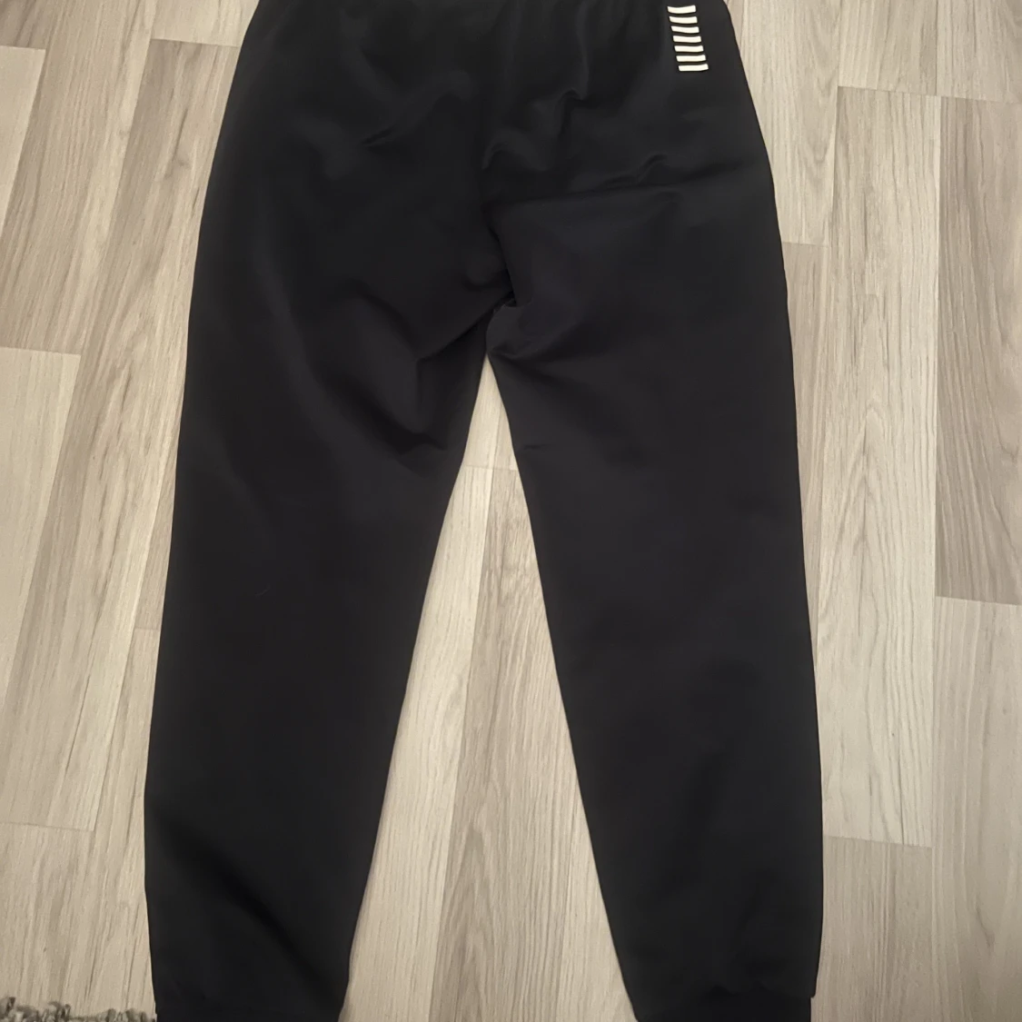 EA7 Armani träningsbyxor i storlek L - 90