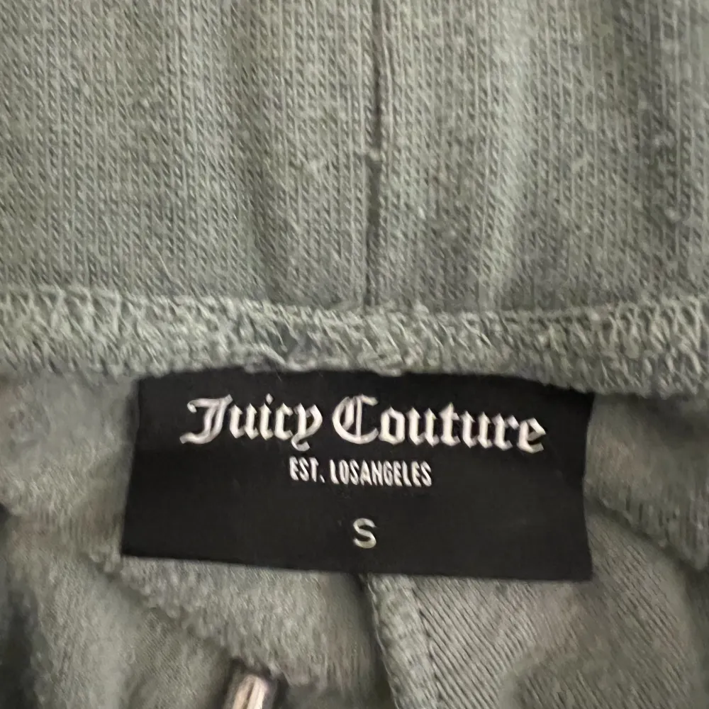 Säljer ett par Juicy Couture byxor, modell Del Ray. Storlek S. Färg Ljusgrön. . Jeans & Byxor.