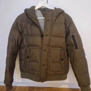 Tommy Hilfiger Jacka  - Helt ny Tommy hilfiger jacka i storlek S.   Mycket fin dunjacka till vintern. Varm och skön. Nypris 2000kr.   Kan mötas upp I Stockholm. Annars frakt 1-3 dagar via Plick!