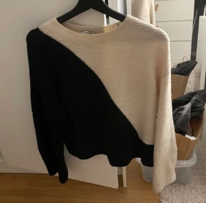 Stickad tröja från & Other Stories - Skit snygg stickad tröja passar perfekt nu till vintern, har inga defekter💗