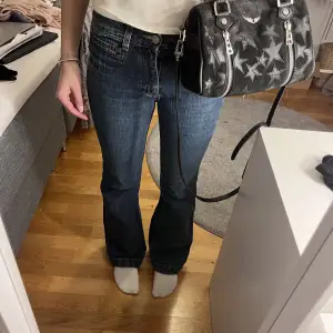Säljer mina trendiga boot Cut jeans utan fickor bak! Unika och coola som jag tyvärr inte har någon användning av längre💘