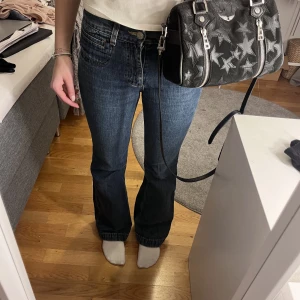 Urban Jeans - Säljer mina trendiga boot Cut jeans utan fickor bak! Unika och coola som jag tyvärr inte har någon användning av längre💘