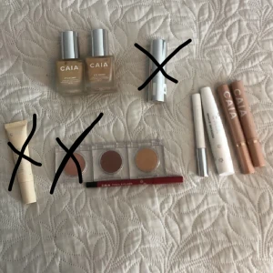 Caia smink  - Foundation 2w och 2c 175kr st Bb stick 20c SÅLD Ögonskuggor 50kr/st 1st såld Eyeliner 50kr Ögonskuggspenna 45kr Ögonkräm  SÅLD Maskara 100kr/st Bibbz boom boom Vanz va va Space intence 