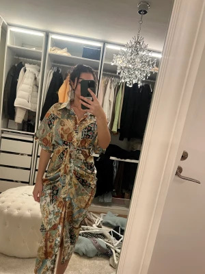 Färgglad klänning - Helt ny