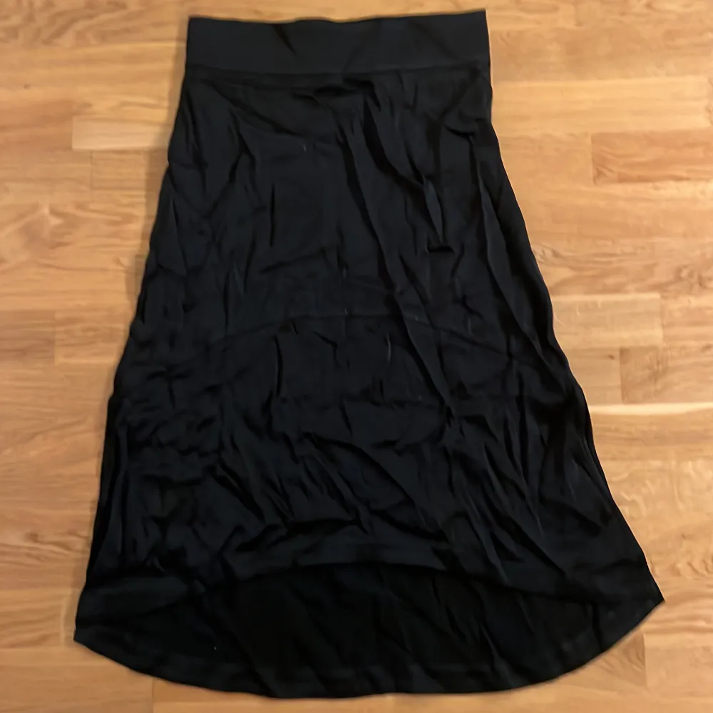 Jättefin lång svart kjol i ett lyxigt material från hunkydory, helt ny och oanvänd. Säljer då den är för liten🫶🏻. Kjolar.