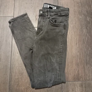 Ett par skinny fit & denim jeans. - Byxorna är i gott skick! Det är ett par svarta jeans i modell skinny fit & denim ripped. (Super stretch) Reglerbar midja. Pris går att diskuteras)