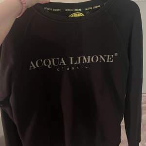 svart sweatshirt från acqua limone!! i väldigt fint skick!! Köpt på pondus för 1099kr!