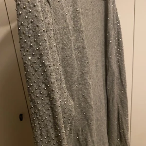 Kofta ifrån acne  - Grå kofta med silver diamanter, finns matchande linne i mitt flöde också. Ifrån acne. Använt många gånger men utan fläckar osv. 