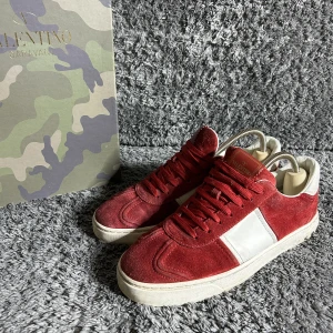 Valentino flycrews  - Tja säljer nu dess sjukt snygga och eftertraktade röda flycrewsen i storlek 40 men passar mig som bär 41,5. Skick 8-7/10, Alla nitar kvar. Nypris runt 6-7000kr. Mitt pris 3099. Låda medföljer. Möts upp i Stockholm eller fraktar spårbart via postnord📦