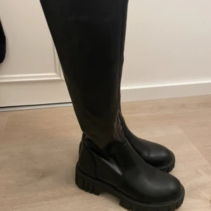 Stövlar - Knä höga stövlar ifrån ellos i storlek 36, säljer då dom var för små. Helt nya❤️