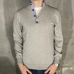 Massimo dutti tröja  - Massimo dutti tröja i färgen grå med blåa detaljer. Storlek M men passar S, modellen på bilden är 178cm lång. Nyskick, inga skavanker. Köp för endast 349kr.