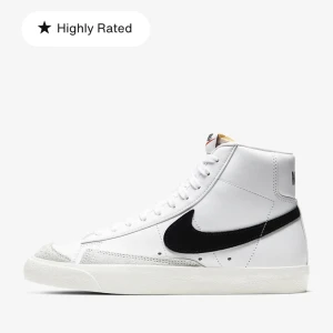Nike blazers - Nästintill nya! Köpte för att gymma i, funkar perfekt men används inte så mycket längre! Nypris är 1400kr. Pris kan såklart diskuteras!