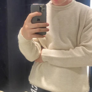 Zara Stickad Tröja - Zara Stickad Tröja, nypris 599. En liten fläck på armen, inte testat att få bort den med vanish eller liknande. 