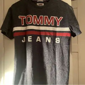 Säljer denna Tommy Hilfiger T-shirt då min kille inte använder den och den ligger bara 