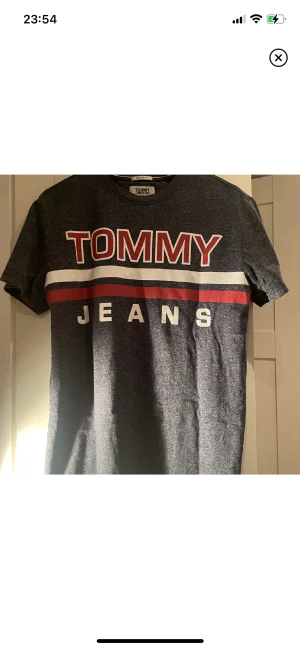 Tommy Hilfiger T-shirt  - Säljer denna Tommy Hilfiger T-shirt då min kille inte använder den och den ligger bara 