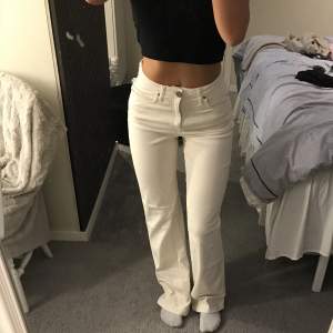 Beige/vita Straight Jeans från Madlady. Stretchigt och skönt material! Högmidjade och långa. Jag är 1,64. Säljer pga för mycket jeans!🩷