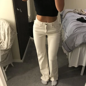 straight jeans Madlady  - Beige/vita Straight Jeans från Madlady. Stretchigt och skönt material! Högmidjade och långa. Jag är 1,64. Säljer pga för mycket jeans!🩷