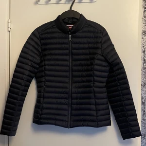 Colmar jacka  - Säljer min colmar jacka som är helt ny💙säljer den pågrund av att jag då har fyra stycken och inte har använt den här förutom en gång, prislappen och allt finns kvar och den är köpt för 3499kr och jag säljer den för 2500kr då den är helt ny💙