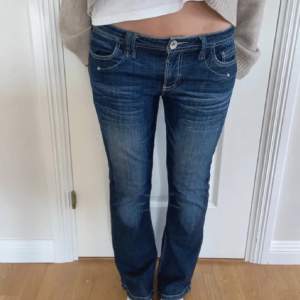 As snygga low waist bootcut jeans   (Lånad bild) tjejen på bilden är 161 cm