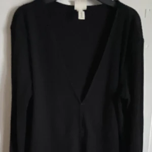Svart cardigan  - En ny svart cardigan från H&M 