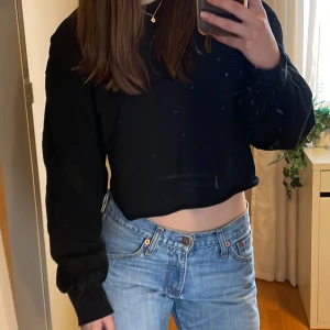 Croppad sweatshirt  - Croppad sweatshirt från H&M i fint skick💗priser går att diskutera då allt ska bort☺️