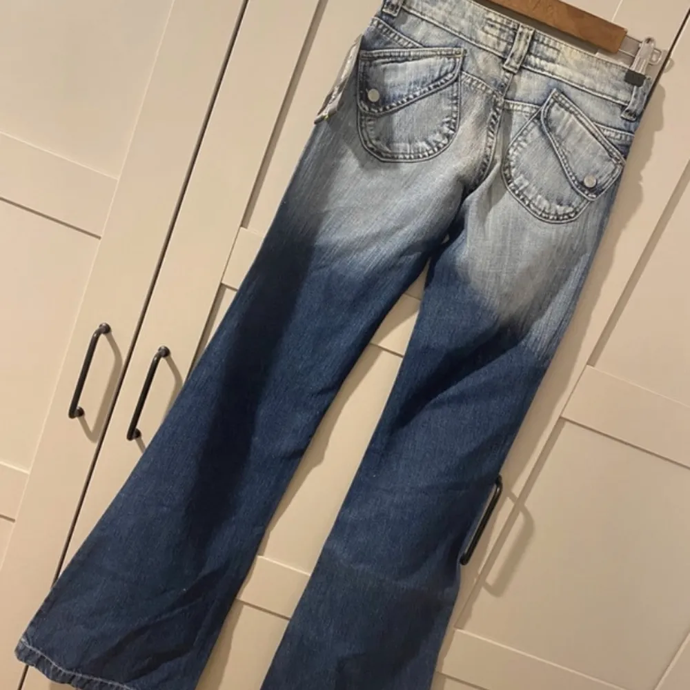 Så sjukt snygga unika jeans med lappen kvar som tyvärr inte passade mig😩Utgiven storlek s/m men skulle säga att de är xs/s. W27 L32 Midjemått: 34 Längd: 104 Lårbredd: 23. Jeans & Byxor.