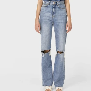 Jeans stradivarius  - Blå jeans med vida ben från märket stradivarius, slitningar på knäna. 