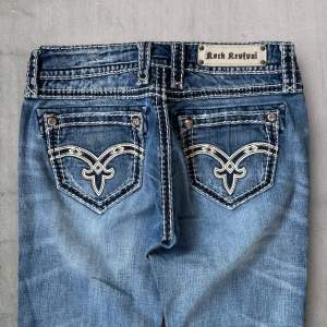 Rock Revival jeans i model Straight 💜 Tag 30W 💜Midja (rakt över) 38cm 💜 Innerben 76cm 💜 Ytterben 98cm 💜 Benöppning 19cm 💜  💜Våra mått blir W=29, L=29 💜 Men jämför alltid måtten💜R03