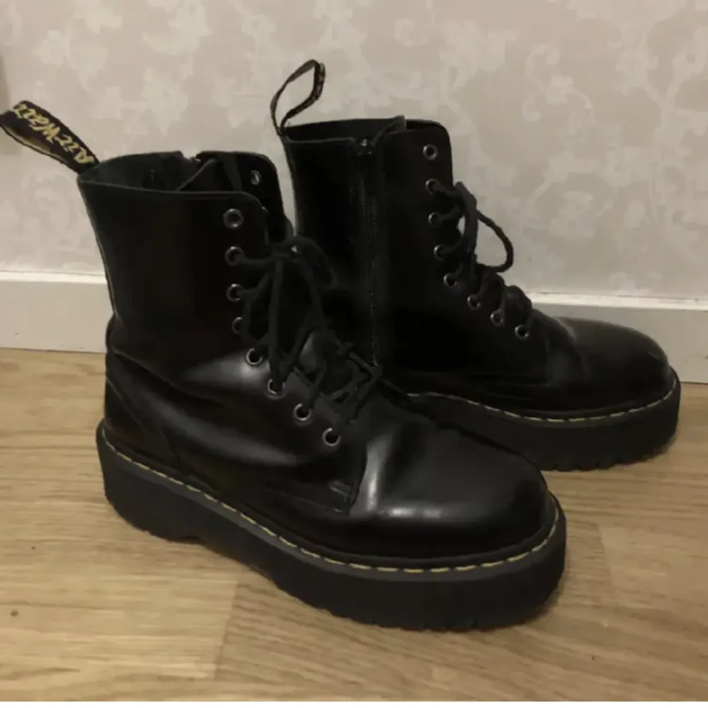 Så sjukt snygga Dr. Martens i modellen Jadon Airwair with bouncing soles. Passar perfekt nu till höst och vinter. Nypris:2400kr. . Skor.