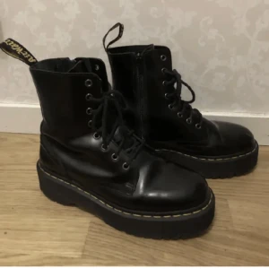 Dr. Martens - Så sjukt snygga Dr. Martens i modellen Jadon Airwair with bouncing soles. Passar perfekt nu till höst och vinter. Nypris:2400kr. 