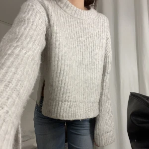 Stickad tröja - Supervarm stickad tröja från GinaTricot som tyvärr inte kommer till användning💗 sparsamt använd och jättebra skick! Storlek xs men sitter som en S.