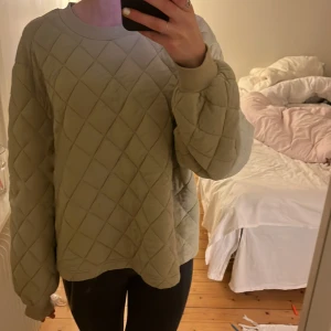 Tröja  - Superfin tröja beige/grå/ super ljusgrön. Säljer då jag inte använder den❤️ Skriv för fler frågor eller bilder!