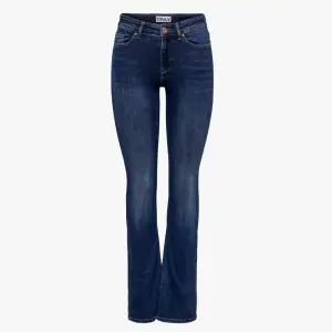 Jättejättefina bootcut jeans ifrån only i storlek XS/30. Jag säljer på grund av att de har blivit för korta för mig. De är i jättebra skick och har inga tecken på användning. Priset kan diskuteras vid snabb affär!