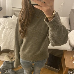 Stickad tröja - Säljer den här skit mysiga stickade tröjan perfekt till vintern i en fin grönare färg❤️❤️Lite nopprig men annars fint skick