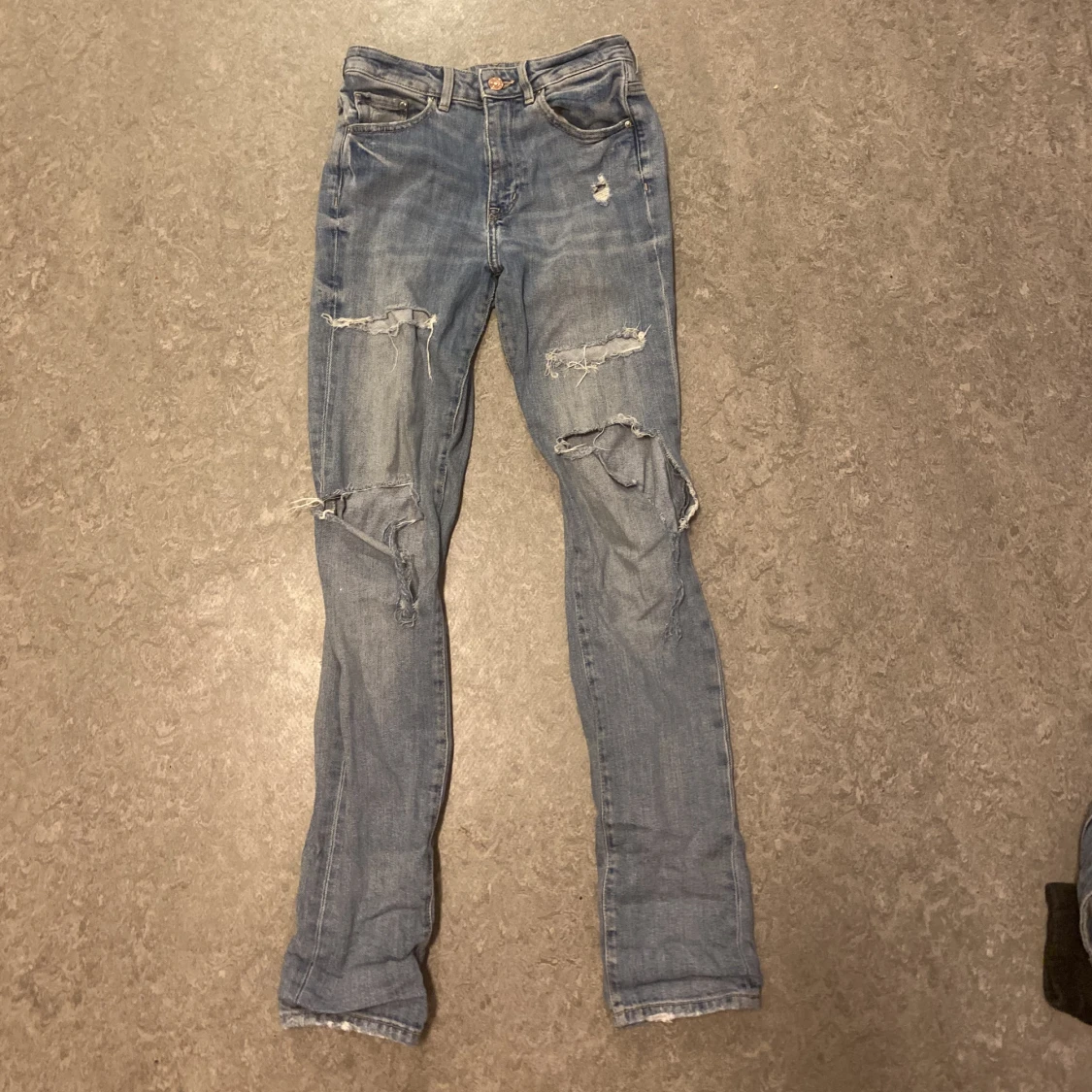 Ljusa håliga jeans
